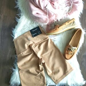 💖TNA High-Rise Bicycle Short Inseam: 9" Size: XXS-S Colour: Light Tan/Neutral